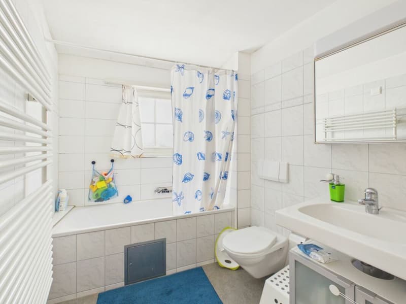 Badezimmer mit Badewanne, WC und Lavabo