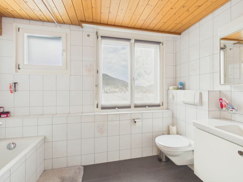 Badezimmer mit Badewanne, WC und Doppellavabo