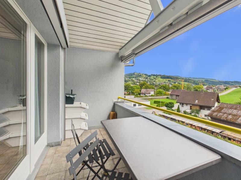 Sonniger Balkon mit Aussicht