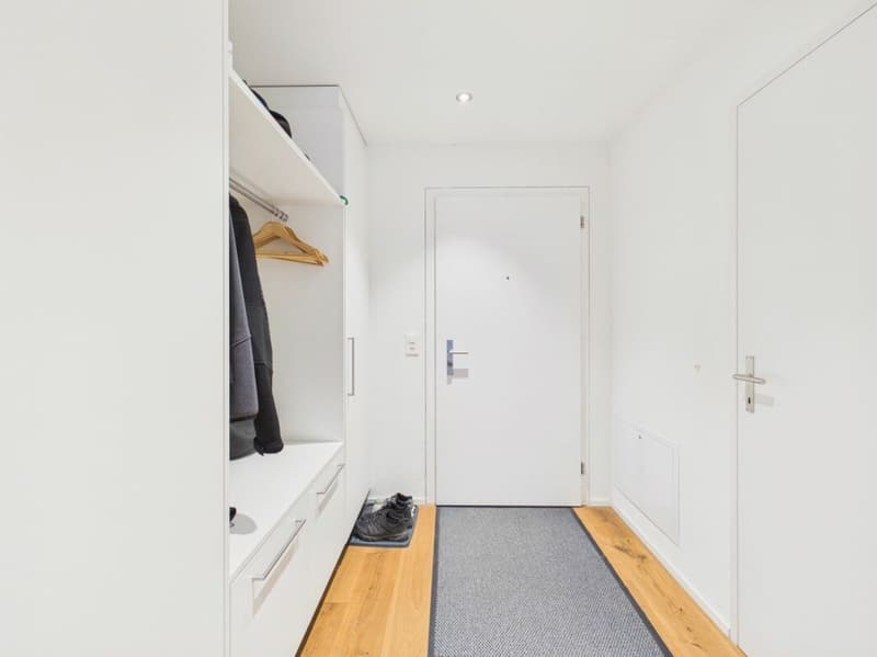 Grosszügiger Eingangsbereich mit Garderobe + Einbauschränken