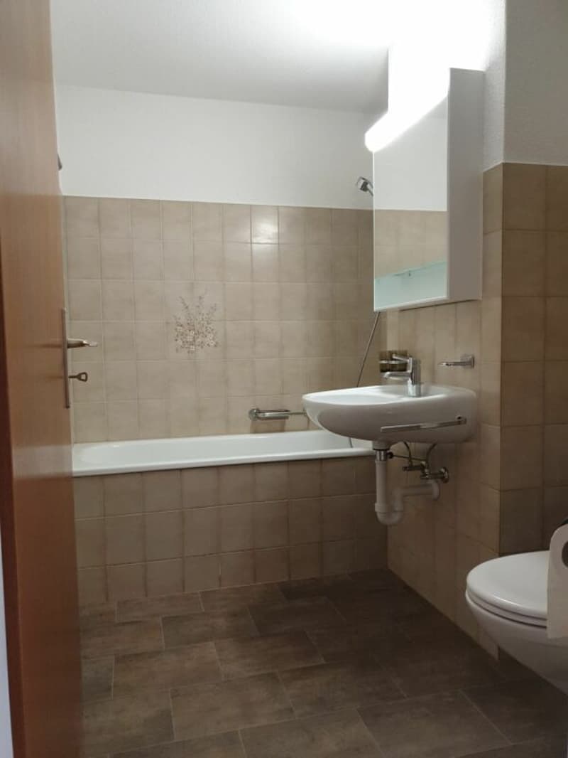 Badezimmer mit Badewanne und WC