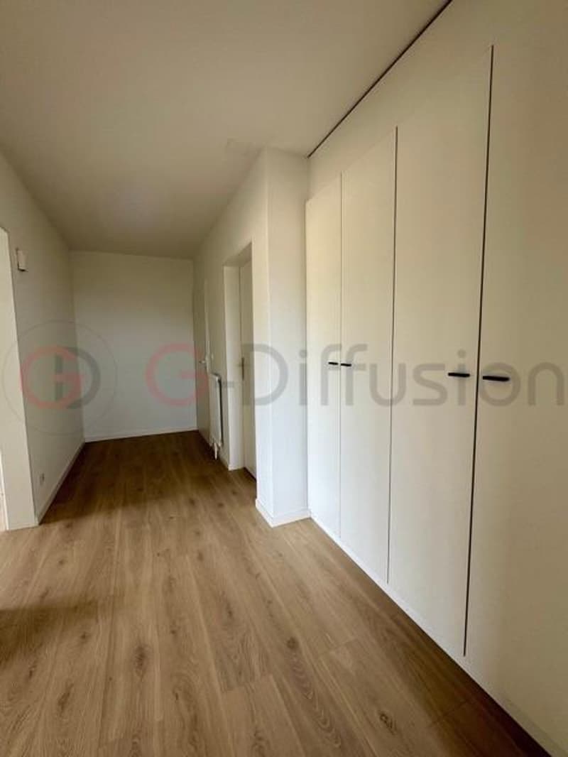 Beautiful 2.5-room renovated apartment (7)
