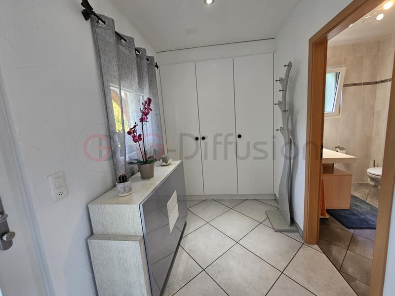 Beautiful individual villa with a large garden (4)
