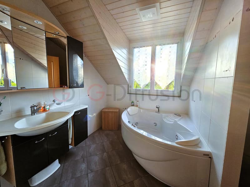 Beautiful individual villa with a large garden (7)