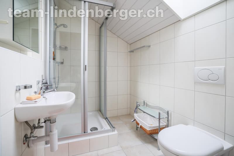 Badezimmer mit Dusche im Dachgeschoss
