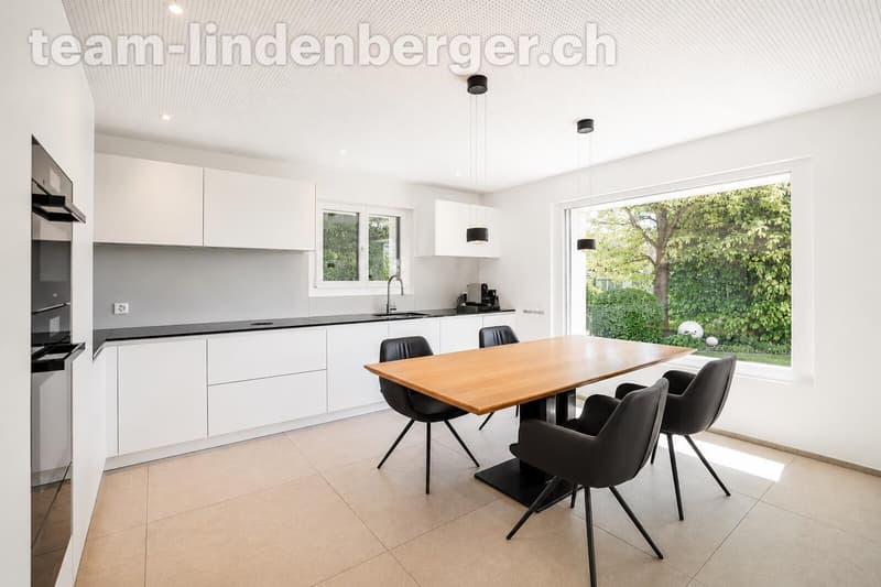 Moderne, grosszügige Küche mit viel Stauraum und hochwertigen Geräten