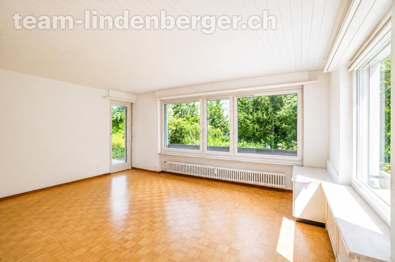 Wohnzimmer mit viel Licht
