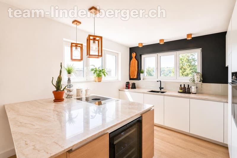 Moderne Küche mit Natursteinplatte