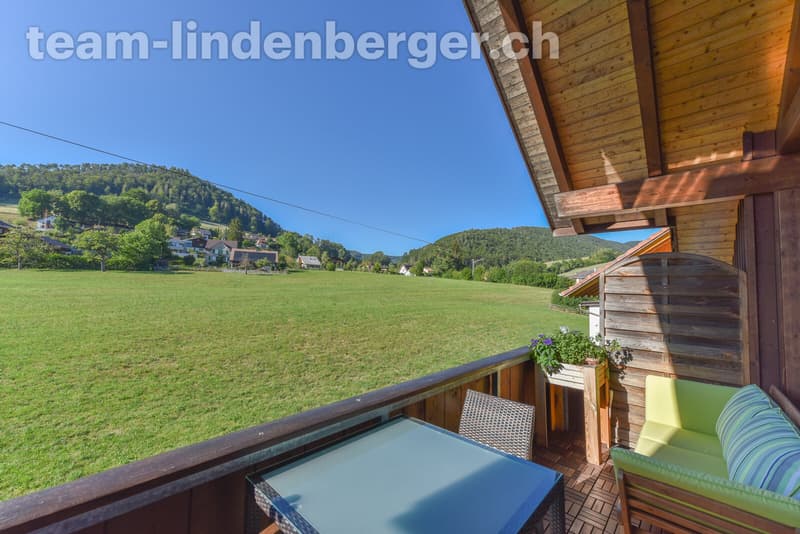 Gemütlicher und gedeckter Balkon