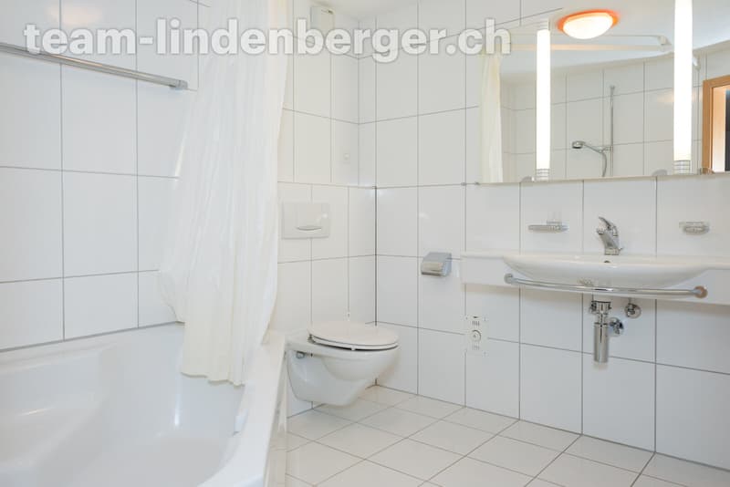 Badezimmer mit WA/TU und Eckbadewanne OG