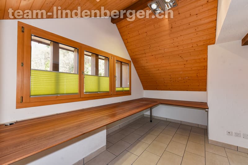 Homeoffice mit eingebautem Nussbaumtischblatt