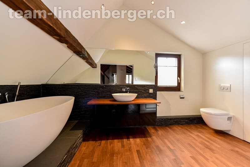 Zweites Badezimmer mit freistehender Badewanne und Einbauschränken