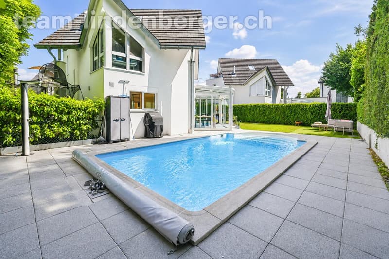 Gartenparadies mit Pool im Sommer