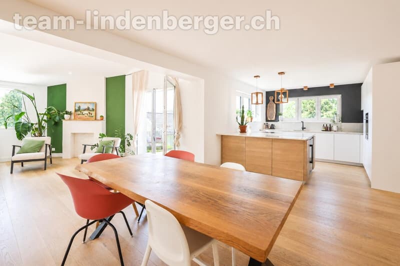 Modern gestalteter Wohn- und Essbereich