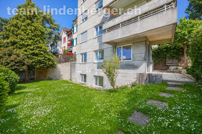 Garten und gedeckter Sitzplatz