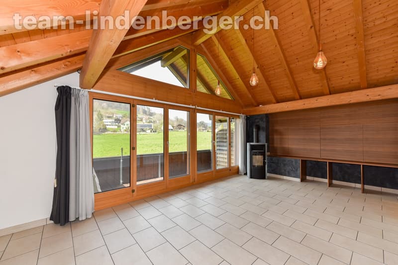 Zweiter Wohnbereich mit Balkon, Cheminée und Homecinema-Wandverkleidung