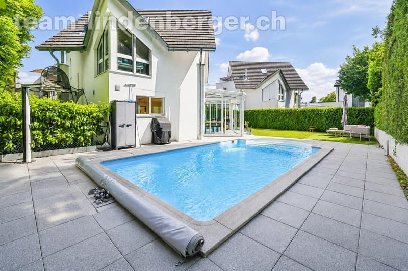 Gartenparadies mit Pool im Sommer