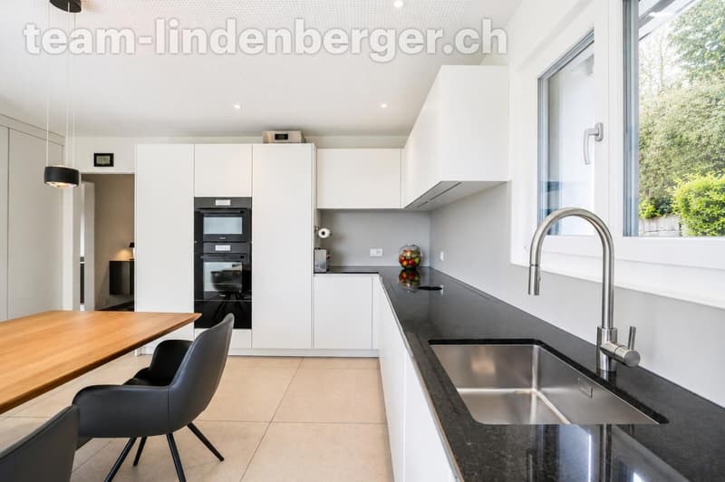 Offen gestaltete Küche mit zeitlosem Design