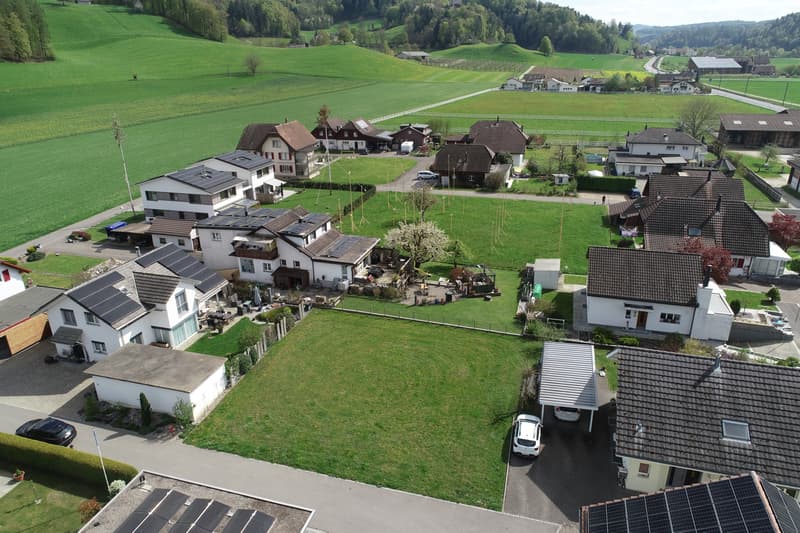 Flat building plot in a quiet location in an idyllic single-family home quarter (1)