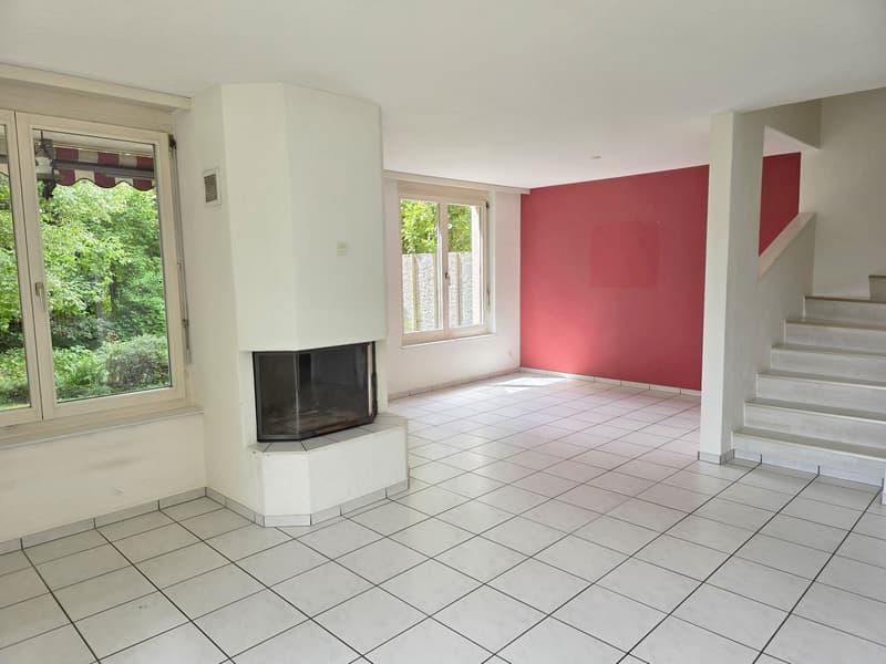 Offener Wohn- und Essbereich mit Cheminée und direktem Ausgang zum Gartensitzplatz