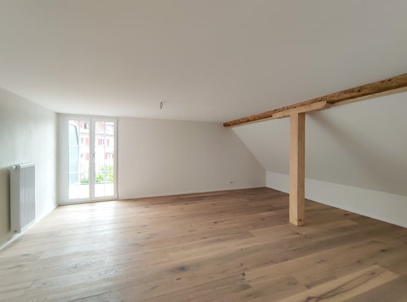 Zimmer mit Balkon und Zugang ins Badezimmer