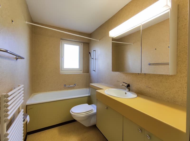 Badezimmer mit Fenster