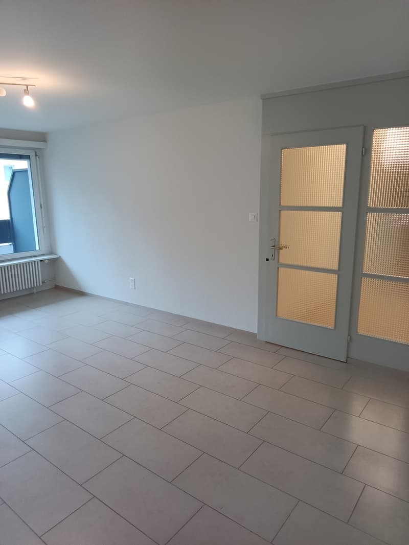 Spazio commerciale con piano originale da affittare (2)