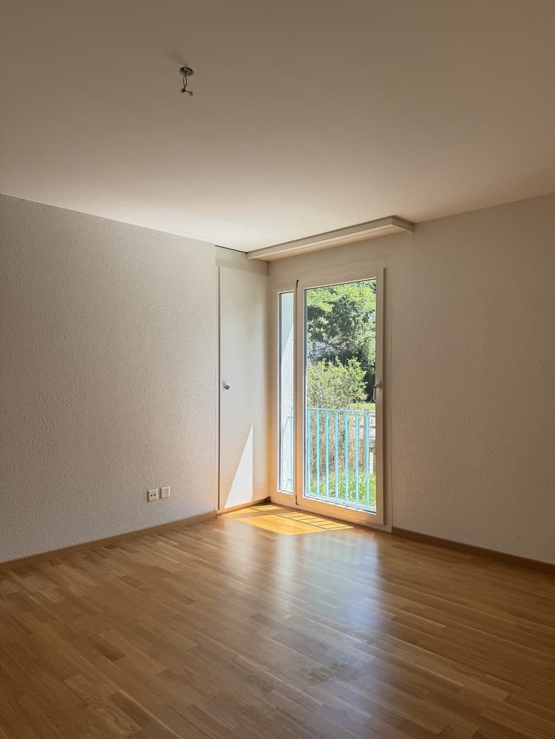 Grosszügige 2.5-Zimmerwohnung im Erdgeschoss mit Terrasse in Zürich (2)