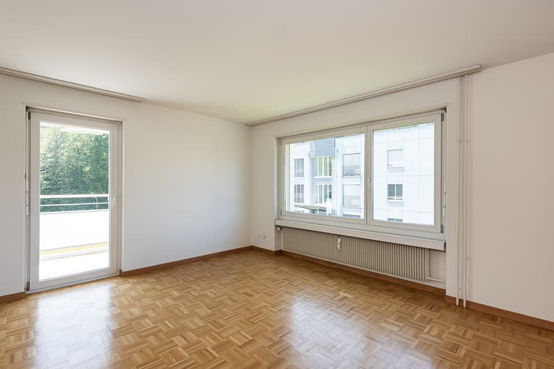 Grosszügige 4.5-Zimmerwohnung mit Balkon in Langwiesen (2)
