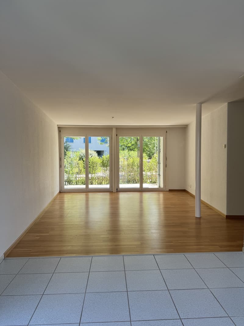 Grosszügige 2.5-Zimmerwohnung im Erdgeschoss mit Terrasse in Zürich (1)