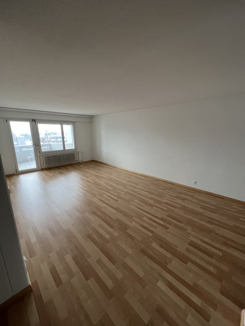 Grosszügige 2.5 Zimmer-Wohnung in Adlikon mieten (2)