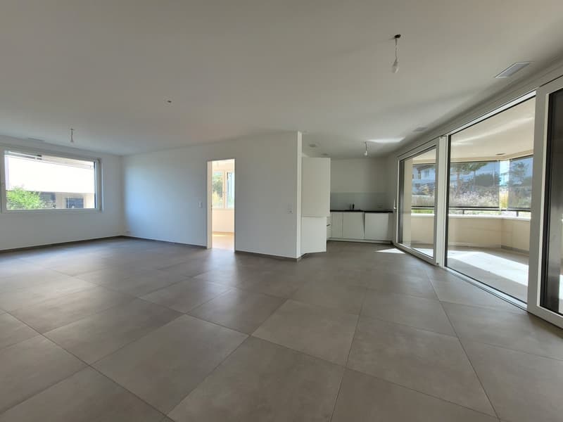 open room with tiled floor, sliding glass doors, balcony