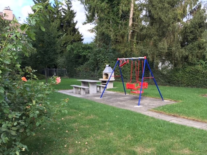 Appartamento ristrutturato di 2,5 locali in una zona residenziale tranquilla immersa nel verde (3)