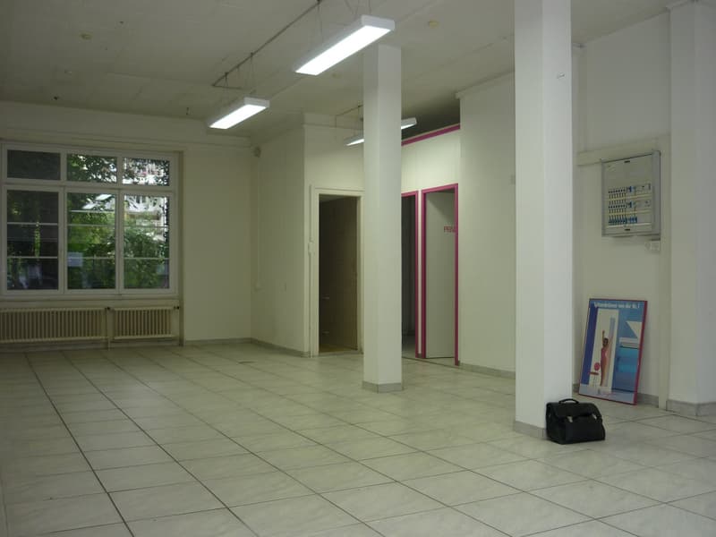 Ladenlokal / Büro mit Schaufenster + Balkon an guter Verkehrslage im Gundeli (7)
