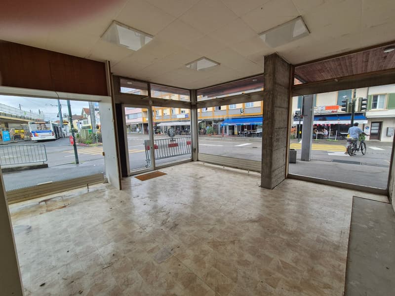 Ladenräumlichkeiten (45m²) mit Schaufenstern an sehr zentraler Lage in Aesch (1)