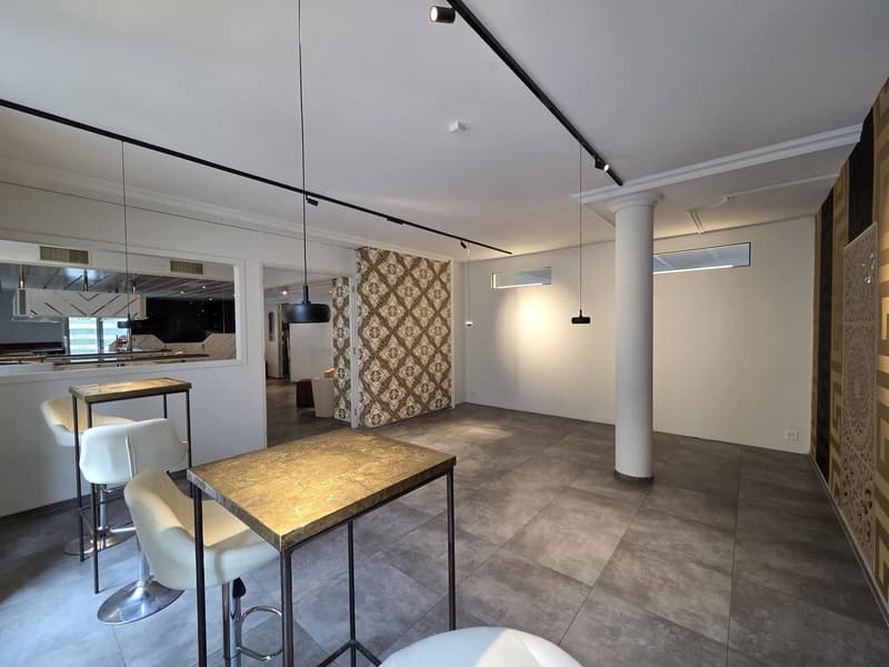 empty room, white walls, gray floor, two tables, four chairs, decorative lights, mirror, column
