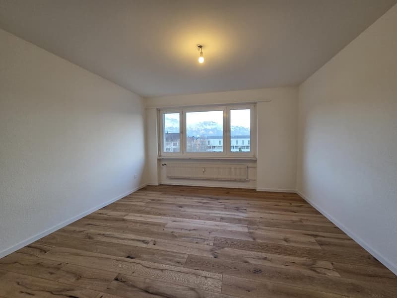 Helle und renovierte 3-Zimmer-Wohnung mit grosszügigem Balkon (6)