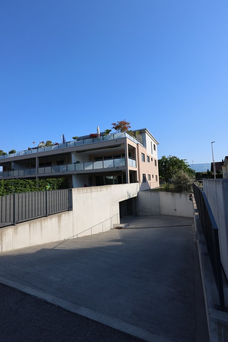 Grosszügiger Einstellhallenplatz in moderner Einstellhalle (1)