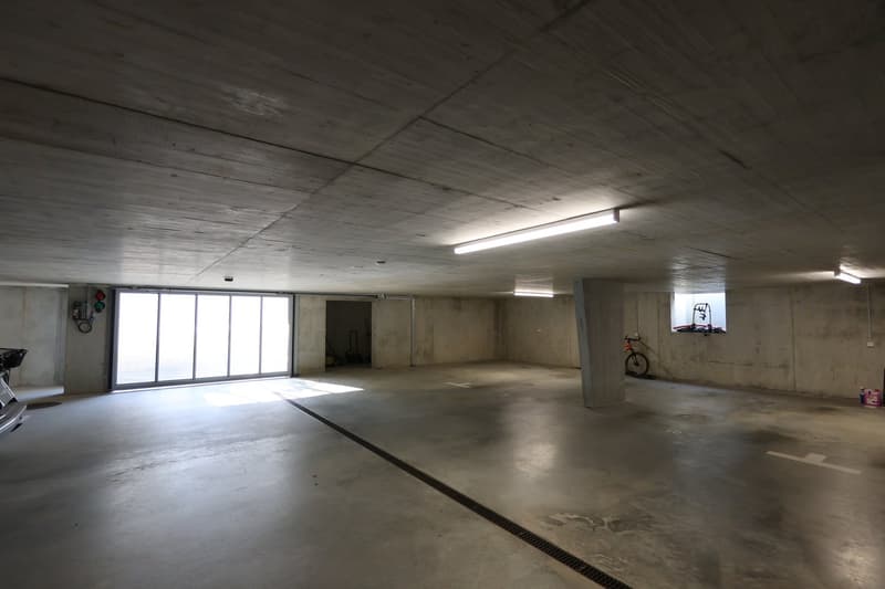 Grosszügiger Einstellhallenplatz in moderner Einstellhalle (4)