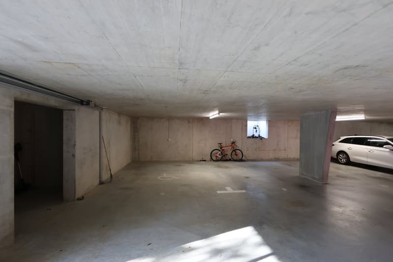 Grosszügiger Einstellhallenplatz in moderner Einstellhalle (3)