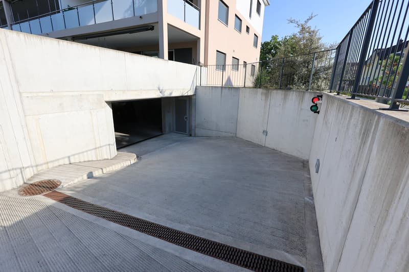 Grosszügiger Einstellhallenplatz in moderner Einstellhalle (2)