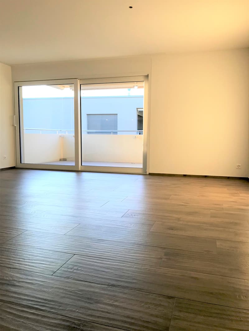 Wohnzimmer mit Zugang zum Balkon