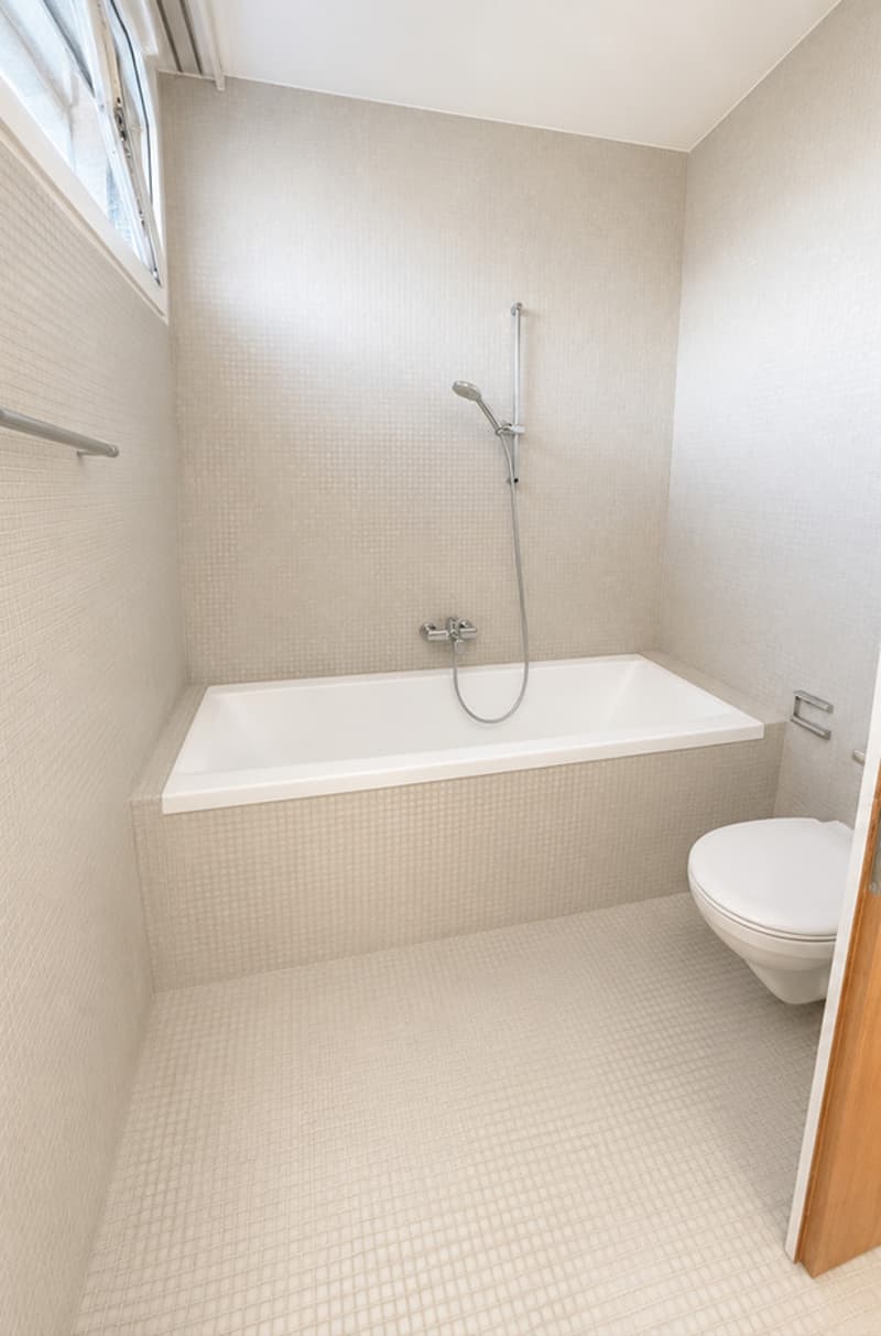 Badezimmer mit Badewanne/WC