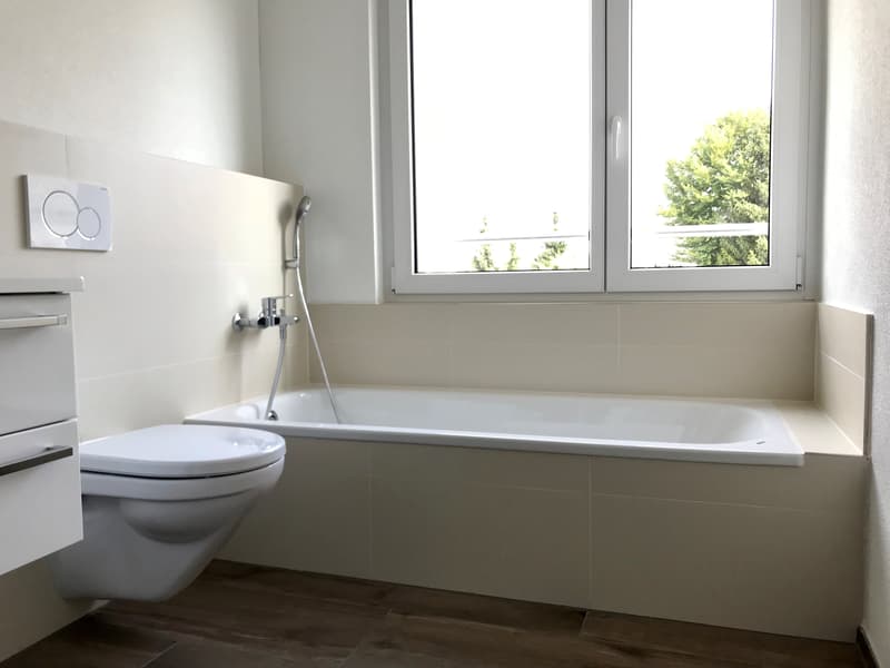 Badezimmer mit Badewanne und eigenem Waschturm