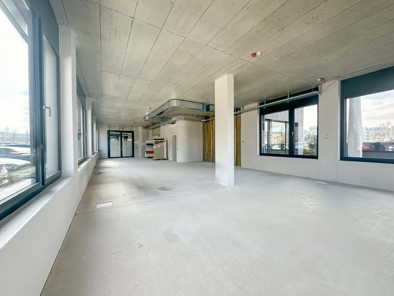 Espace commercial attrayant dans un emplacement très fréquenté (7)