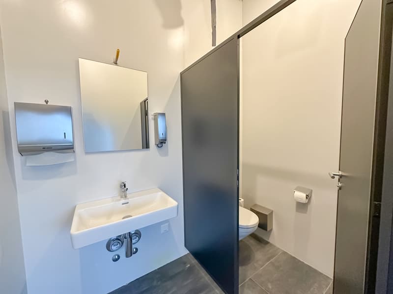 Espace commercial attrayant dans un emplacement très fréquenté (8)
