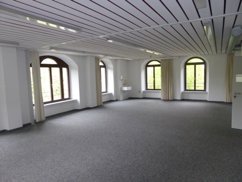 Multifunctional and high-quality office and training rooms (3)