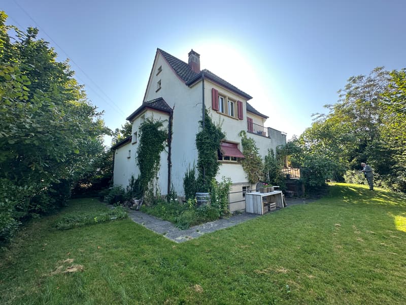 Charaktervolles 7 Zimmer Einfamilienhaus in beliebtem Wohnquartier (2)