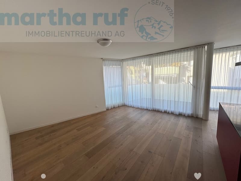 Wohnen mit Austritt auf Balkon / Salon avec sortie sur le balcon / Living with exit to balcony