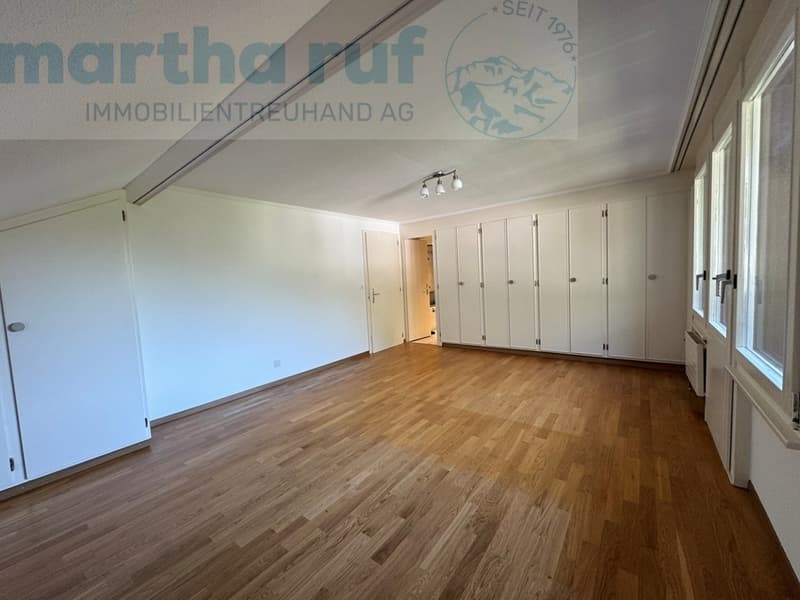 Elternschlafzimmer mit Austritt auf Westbalkon